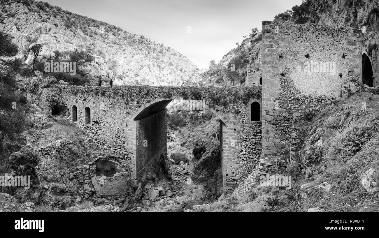 Vista panoramica del ponte in rovina contro mountain Creta Grecia Foto Stock