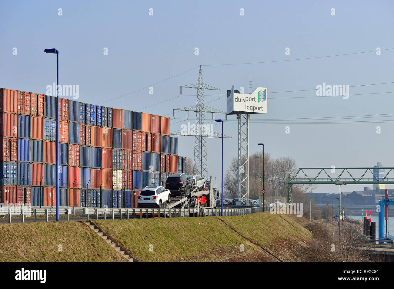 07.03.2018, Duisburg, Nordrhein-Westfalen, Deutschland. Binnenhafen a Duisburg. Die Duisburg-Ruhrorter Haefen gelten als groesster Binnenhafen Europa Foto Stock