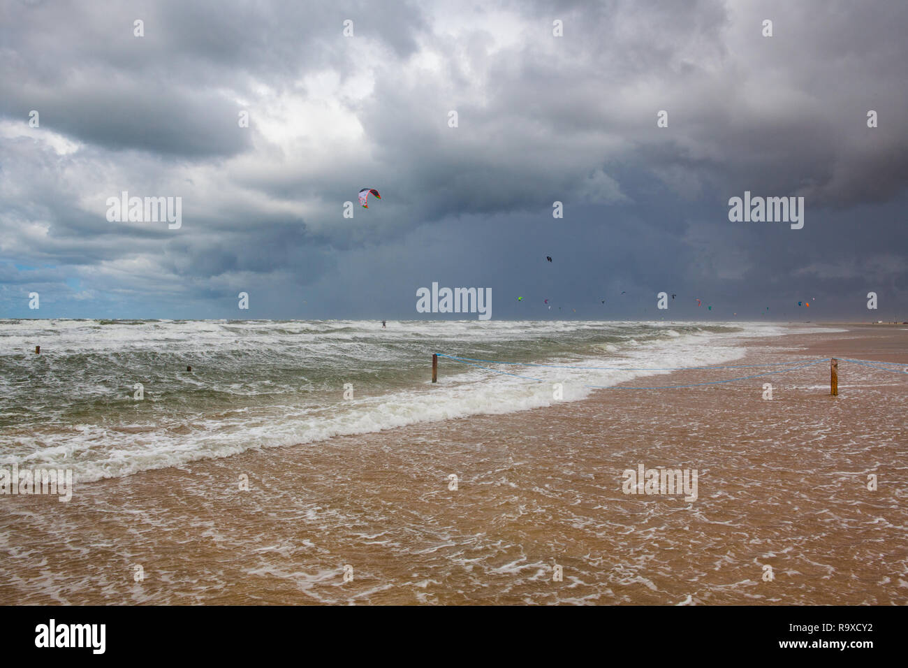 Sulla bellissima spiaggia di Lakolk dopo heavy rain. Questa spiaggia è la spiaggia dopo forti piogge, nello Jutland, Danimarca. Questa spiaggia è preferito per il kiteboarding, surfin Foto Stock