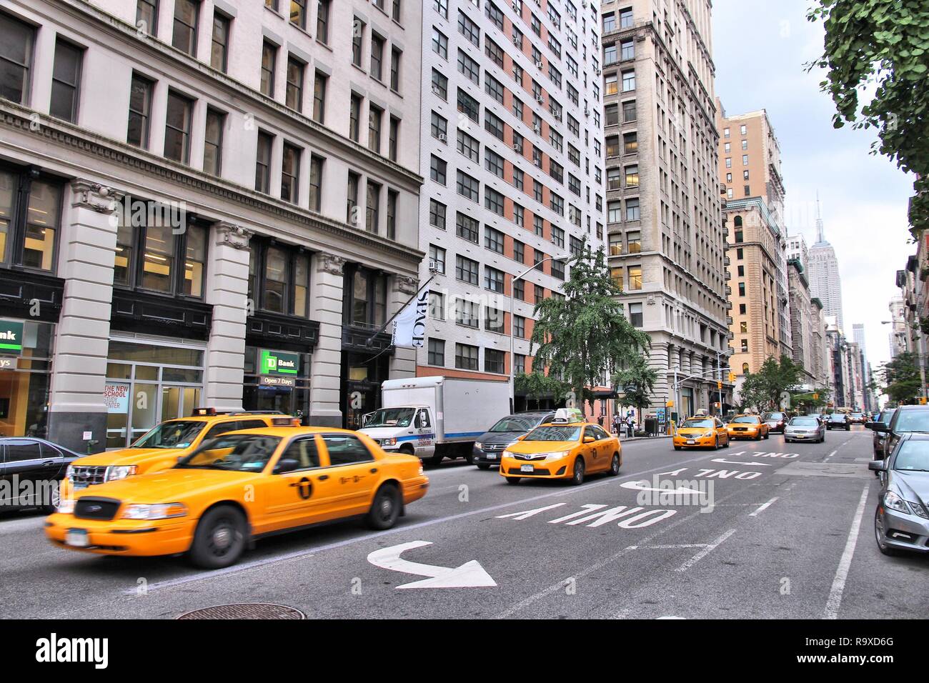 NEW YORK, Stati Uniti d'America - 3 Luglio 2013: la gente ride Yellow taxi nella Quinta Avenue, Midtown Manhattan a New York. Come del 2012 vi erano 13,237 giallo taxi regi Foto Stock