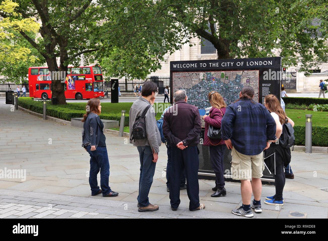 LONDON, Regno Unito - 8 Luglio 2016: turisti analizzare la mappa della città di Londra, Regno Unito. Londra è la città più popolosa del Regno Unito con 13 milioni di persone che vivono in Foto Stock