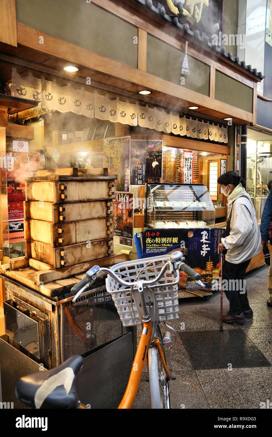 KYOTO, Giappone - 27 novembre 2016: ristorante giapponese di Kyoto, Giappone. Kyoto è una grande città con una popolazione di 1,5 milioni di euro. Foto Stock