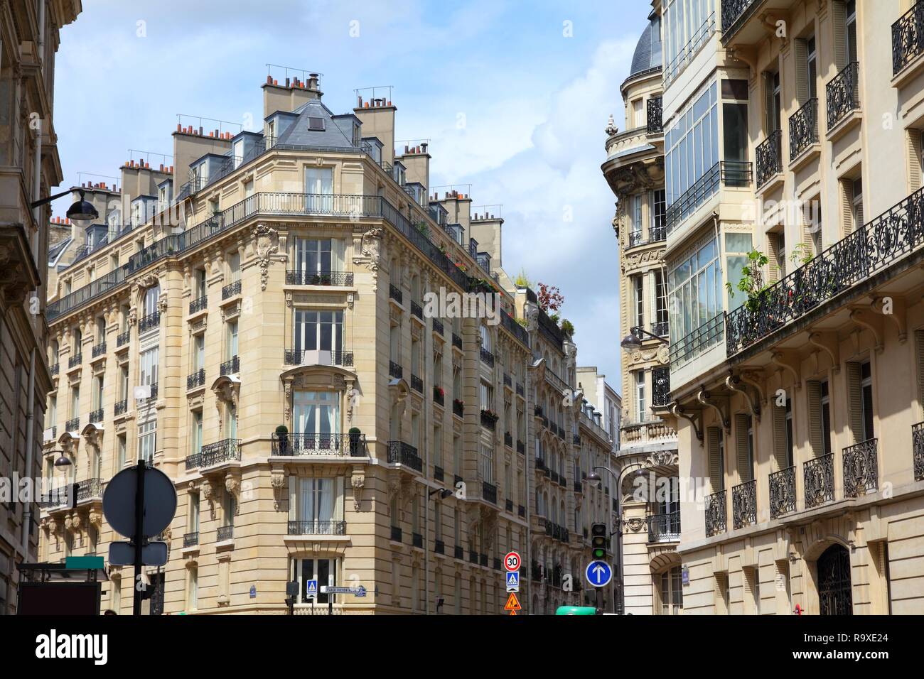 Parigi, Francia - tipico appartamento di vecchi edifici. Finestre e balconi. Foto Stock