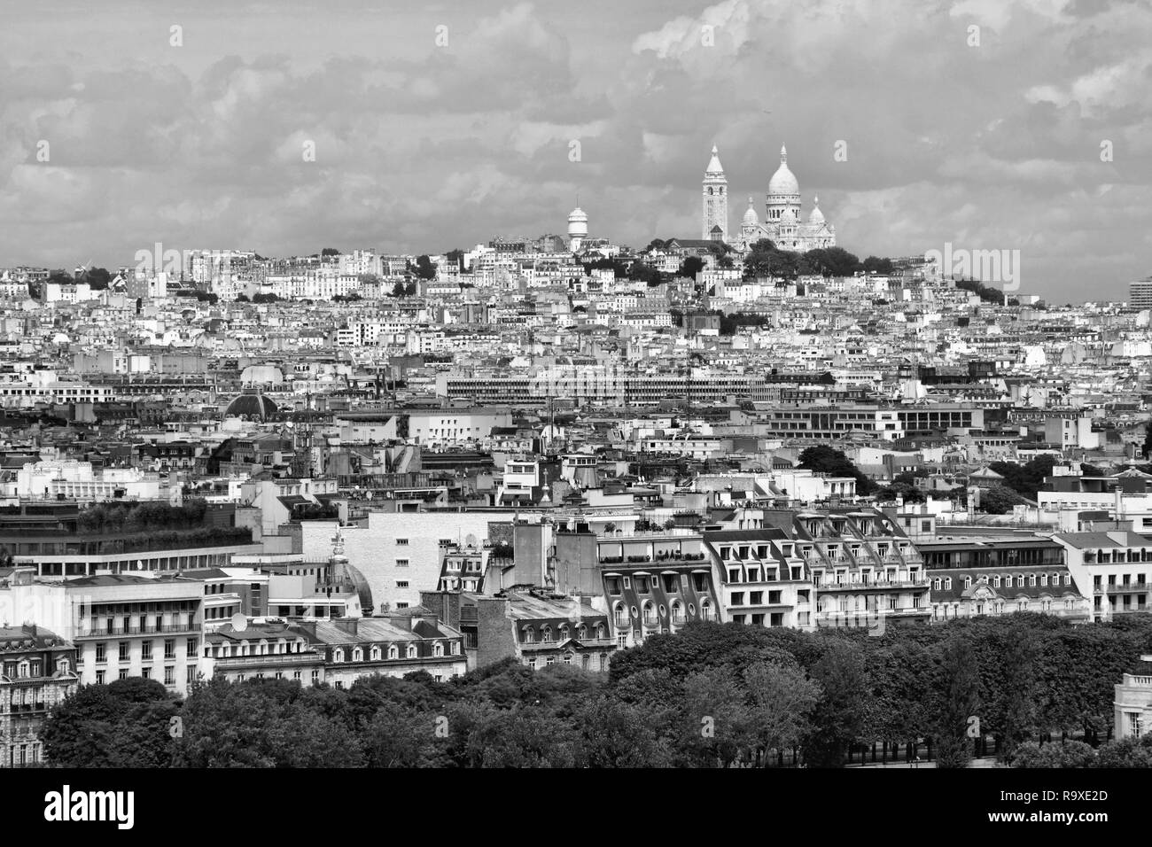 Montmartre vista aerea con la famosa Basilica Sacre Coeur. Parigi, Francia. Foto Stock