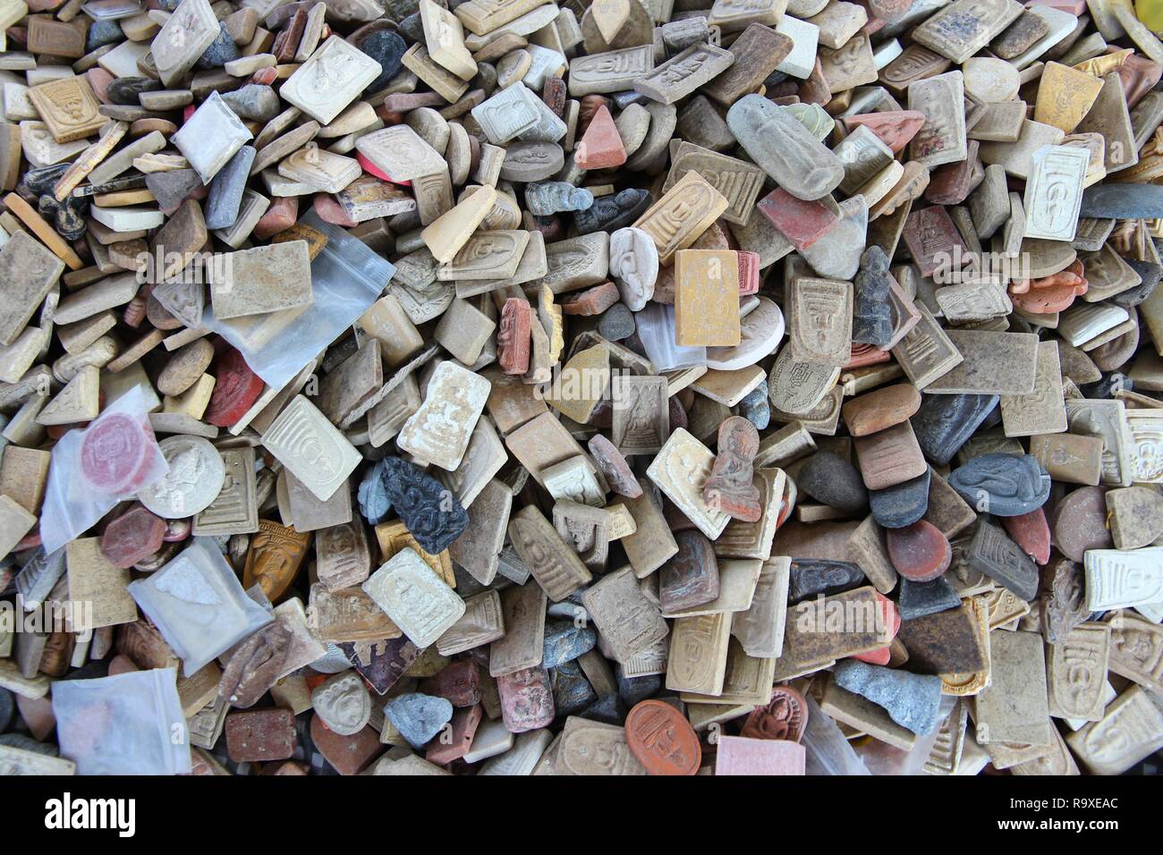 Bangkok, Thailandia - mercato amuleto con pietra e metallo talismani buddisti portando fortuna e buona fortuna. Foto Stock