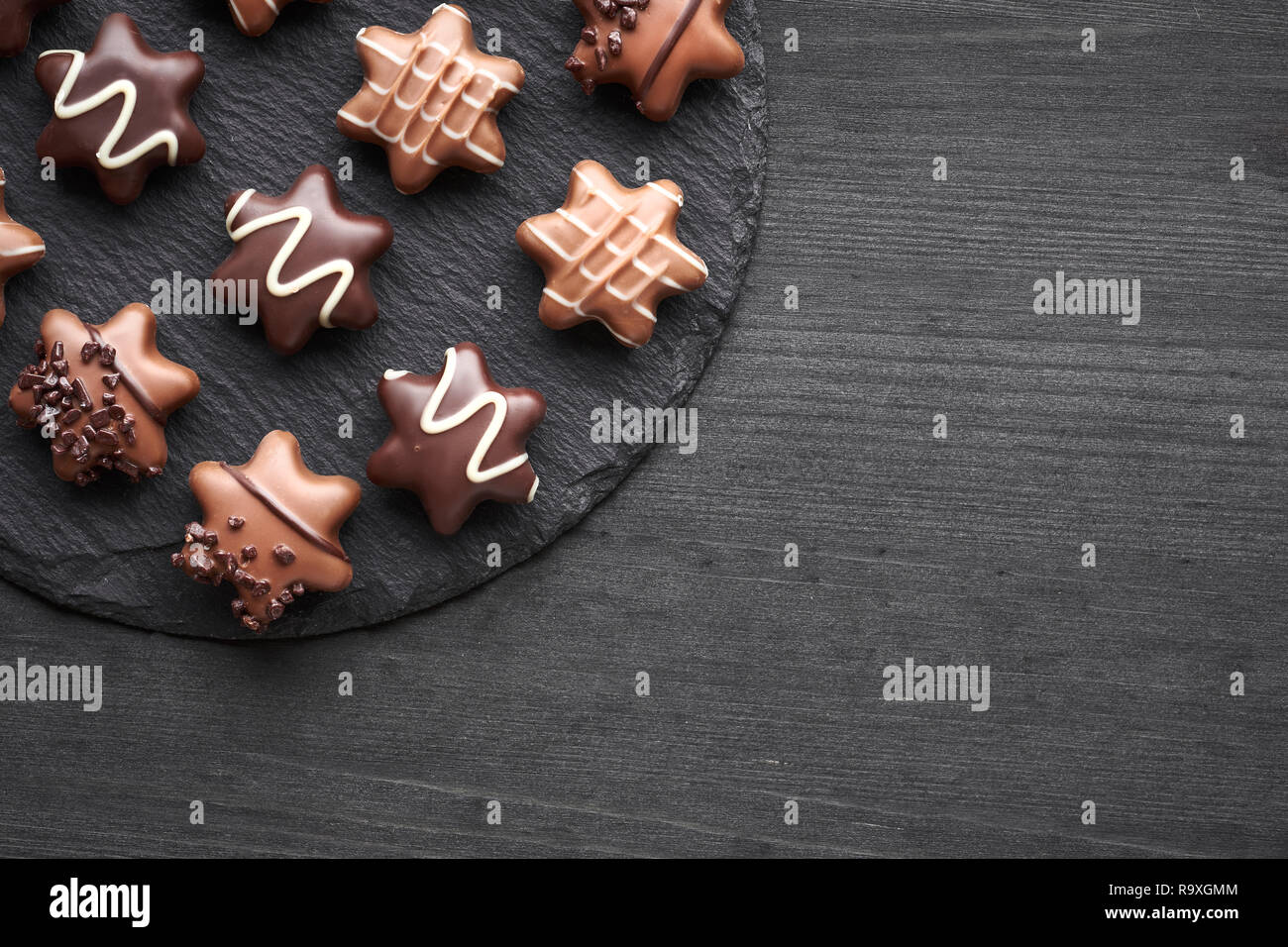 A forma di stella sul cioccolato scuro dello sfondo testurizzata con copy-spazio Foto Stock