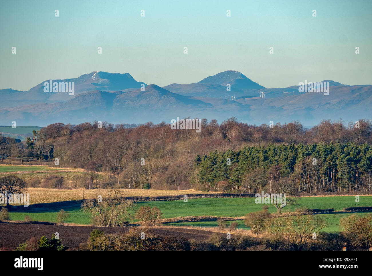 Una vista di terreni agricoli vicino a Birmingham, West Lothian guardando verso le Ochil Hills e le montagne della stuc un Chroin e Ben Vorlich in distanza. Foto Stock