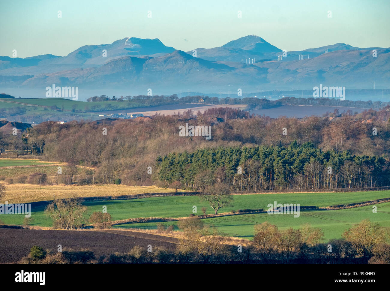 Una vista di terreni agricoli vicino a Birmingham, West Lothian guardando verso le Ochil Hills e le montagne della stuc un Chroin e Ben Vorlich in distanza. Foto Stock