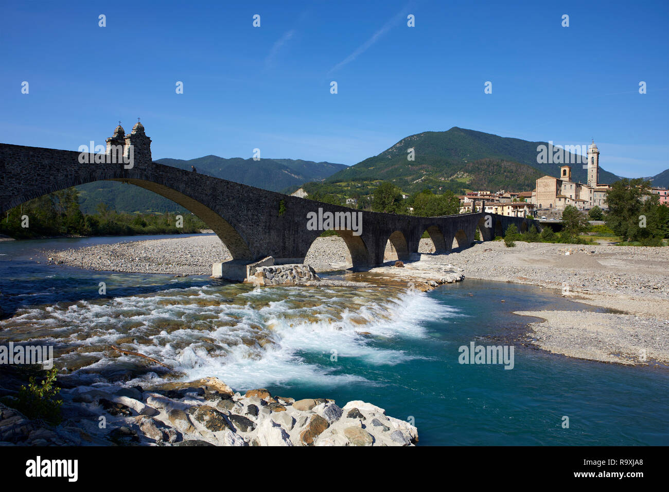 Il vecchio sospetto-backed ponte sopra il fiume Trebbia, Bobbio, provincia di Piacenza, Italia Foto Stock