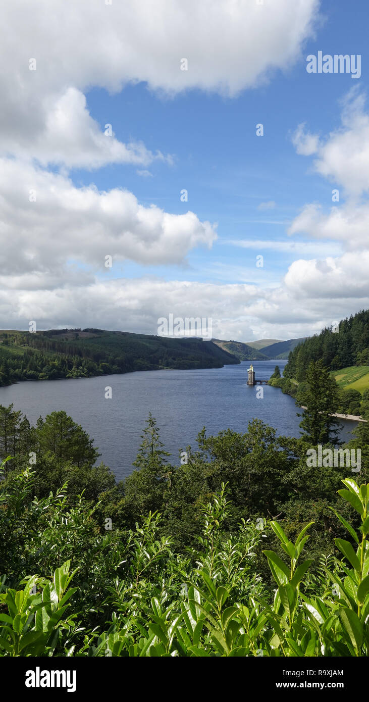 Lake Vyrnwy, Galles, con cielo blu e il cloud in estate, e la torre si fermò in acqua Foto Stock