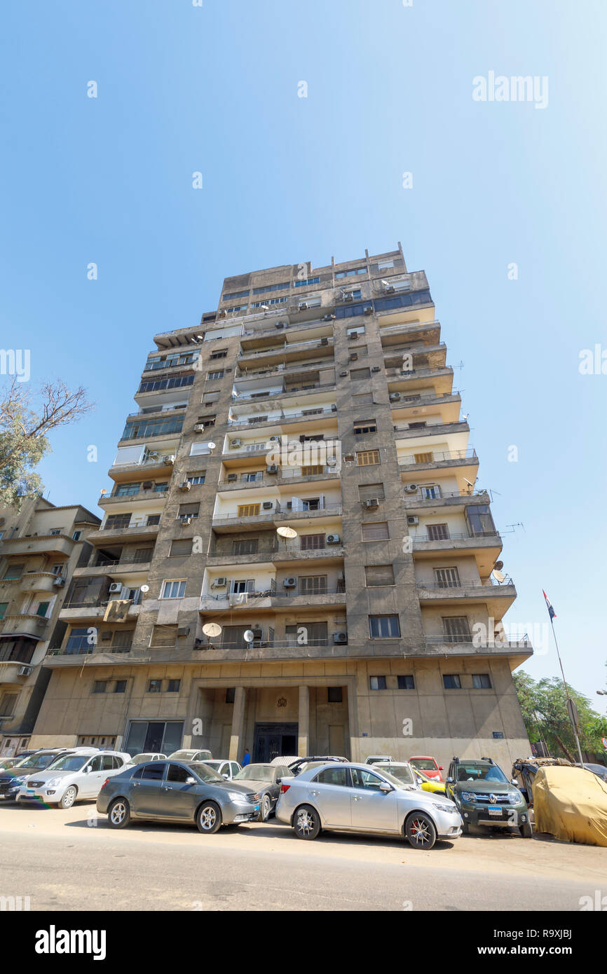 Scena di strada in Giza, Cairo, Egitto con tipica strada grande appartamento residenziale blocco con parabole satellitari ed aria esterna unità di condizionamento Foto Stock