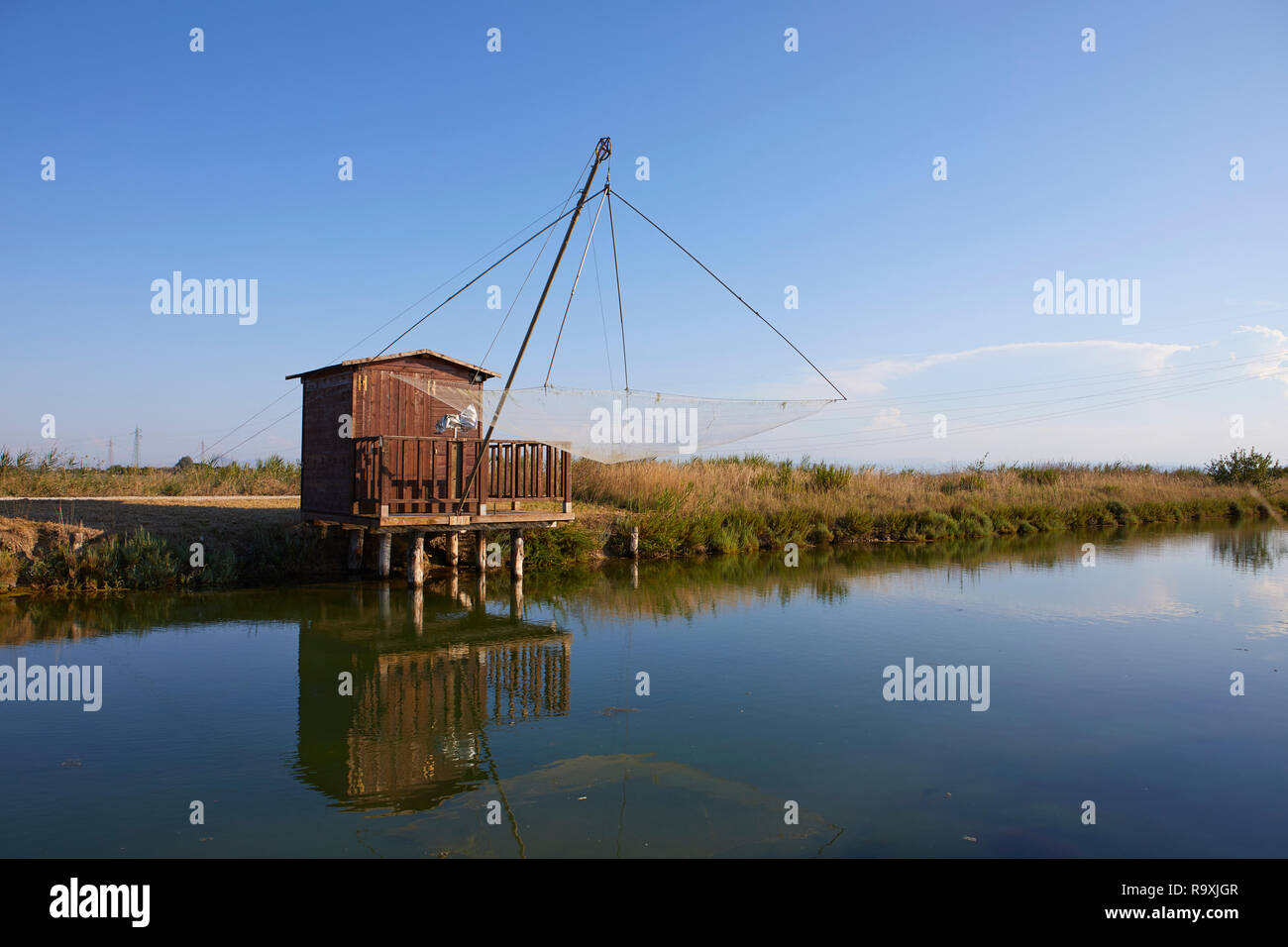 Pesca in legno hous lungo il canale di Cervia, provincia di Ravenna. Italia Foto Stock