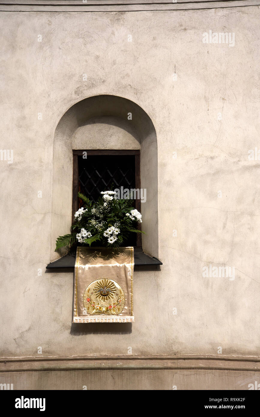 Chiesa di San Pietro e di San Paolo a Cracovia in Polonia con la sua splendida facciata con finestre vestito per la Solennità del Corpus Domini Foto Stock