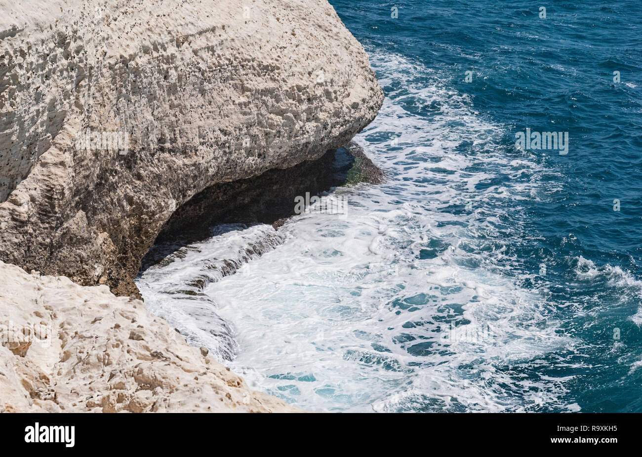 Seascape di chalk cliff, piccole grottoand surf visto dalla funivia a Rosh HaNikra Park sul Mediterraneo nel nord di Israele Foto Stock