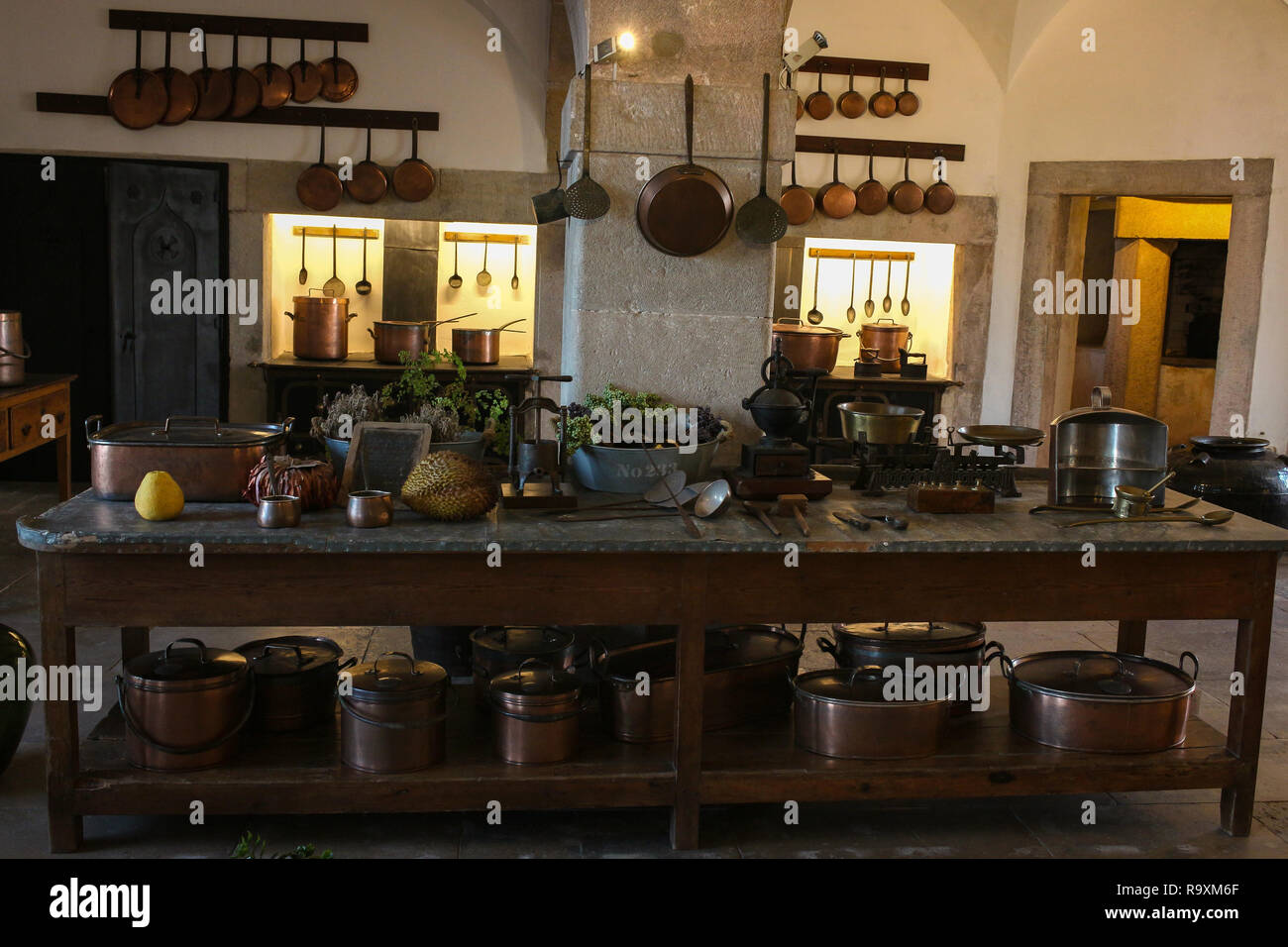 Interno della cucina nella pena Palace. Il palazzo è un sito Patrimonio Mondiale dell'UNESCO e una delle sette meraviglie del Portogallo Foto Stock