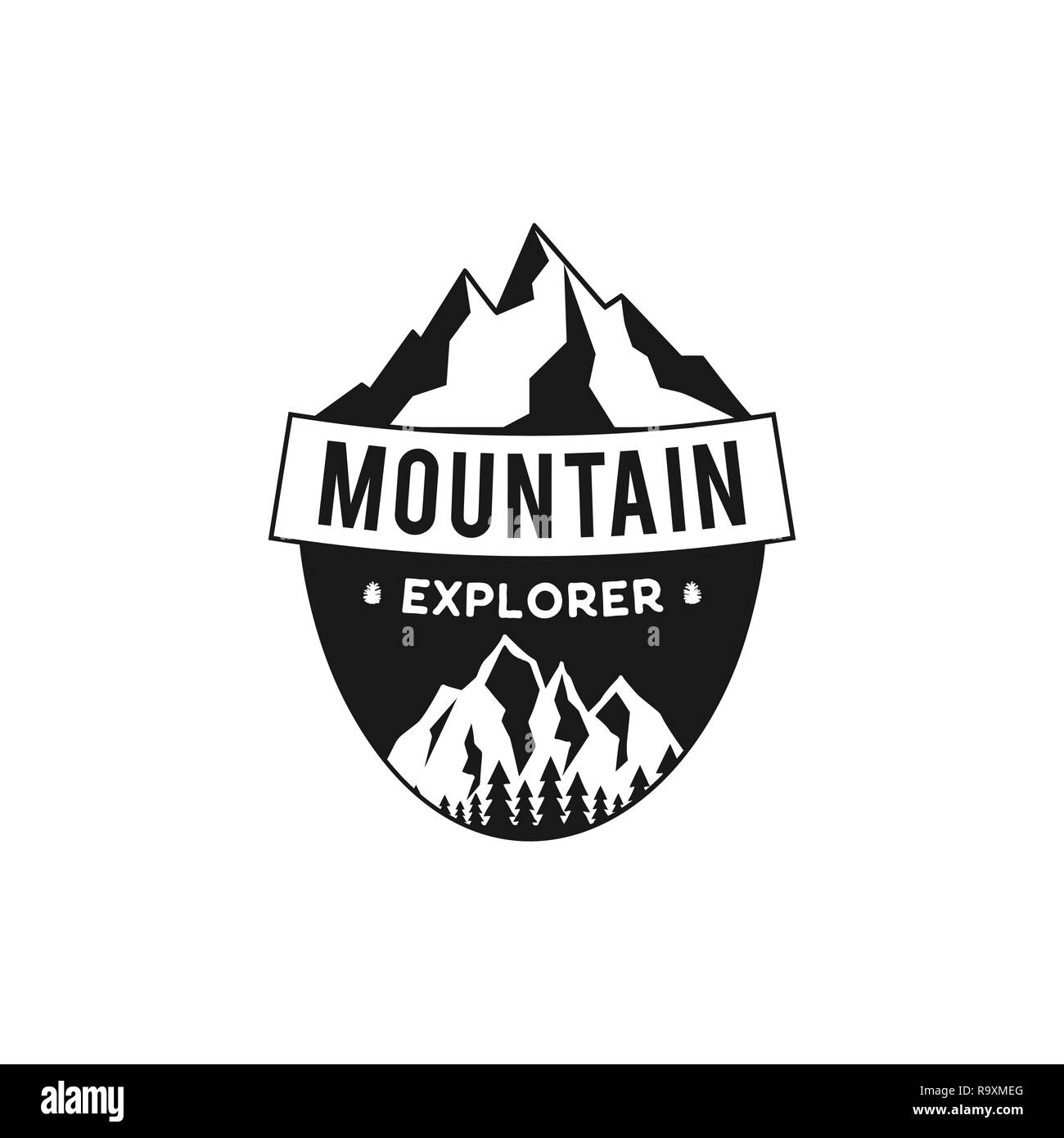 Mountain Explorer Badge. Camping adventure emblema in silhouette in stile retrò. Con monti e foresta. Il logo di viaggio, patch. Vettore di stock di escursionismo etichetta isolati su sfondo bianco Illustrazione Vettoriale