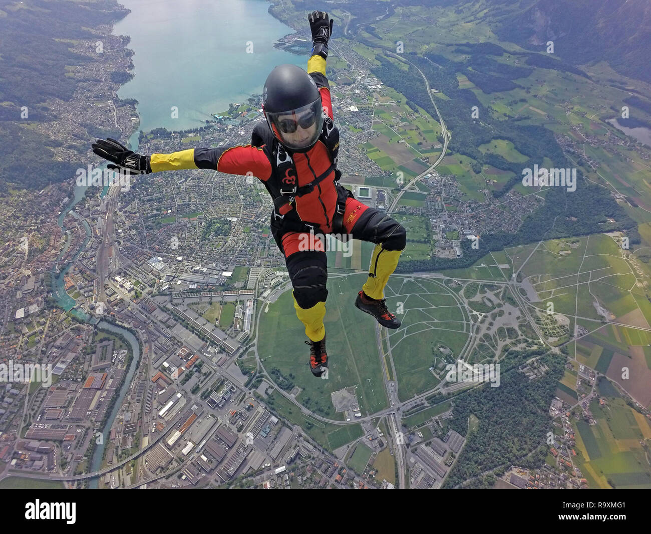 Questo freefly paracadutista è la pratica di alcune nuove posizioni di immersione nel cielo. In tal modo la caduta libera velocità fino a 150km/h e il ponticello è molto divertente! Foto Stock