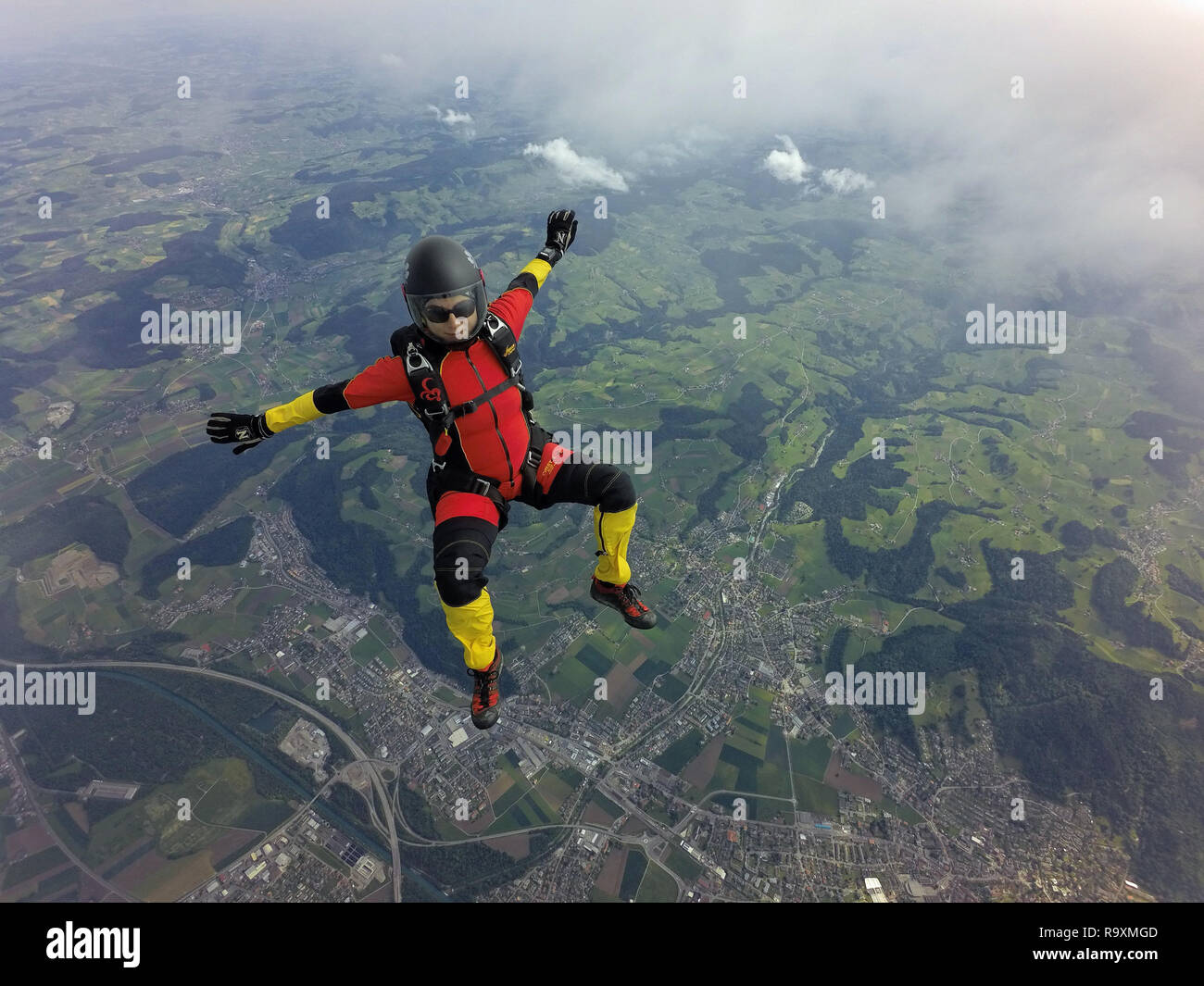 Questo freefly paracadutista è la pratica di alcune nuove posizioni di immersione nel cielo. In tal modo la caduta libera velocità fino a 150km/h e il ponticello è molto divertente! Foto Stock