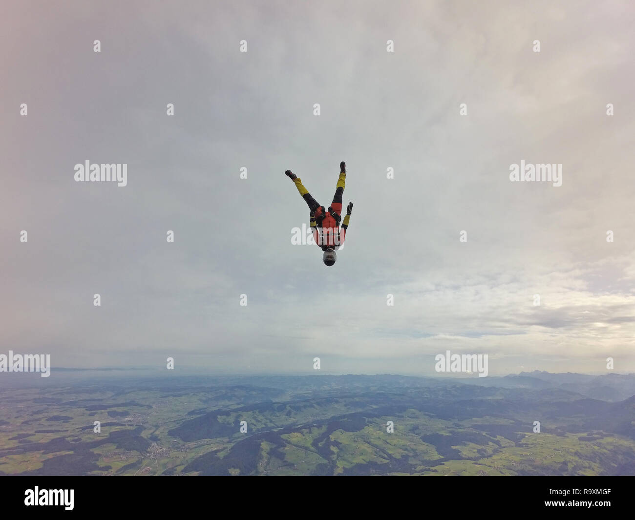 Questo freefly paracadutista è la pratica di alcune nuove posizioni di immersione nel cielo. In tal modo la caduta libera velocità fino a 150km/h e il ponticello è molto divertente! Foto Stock