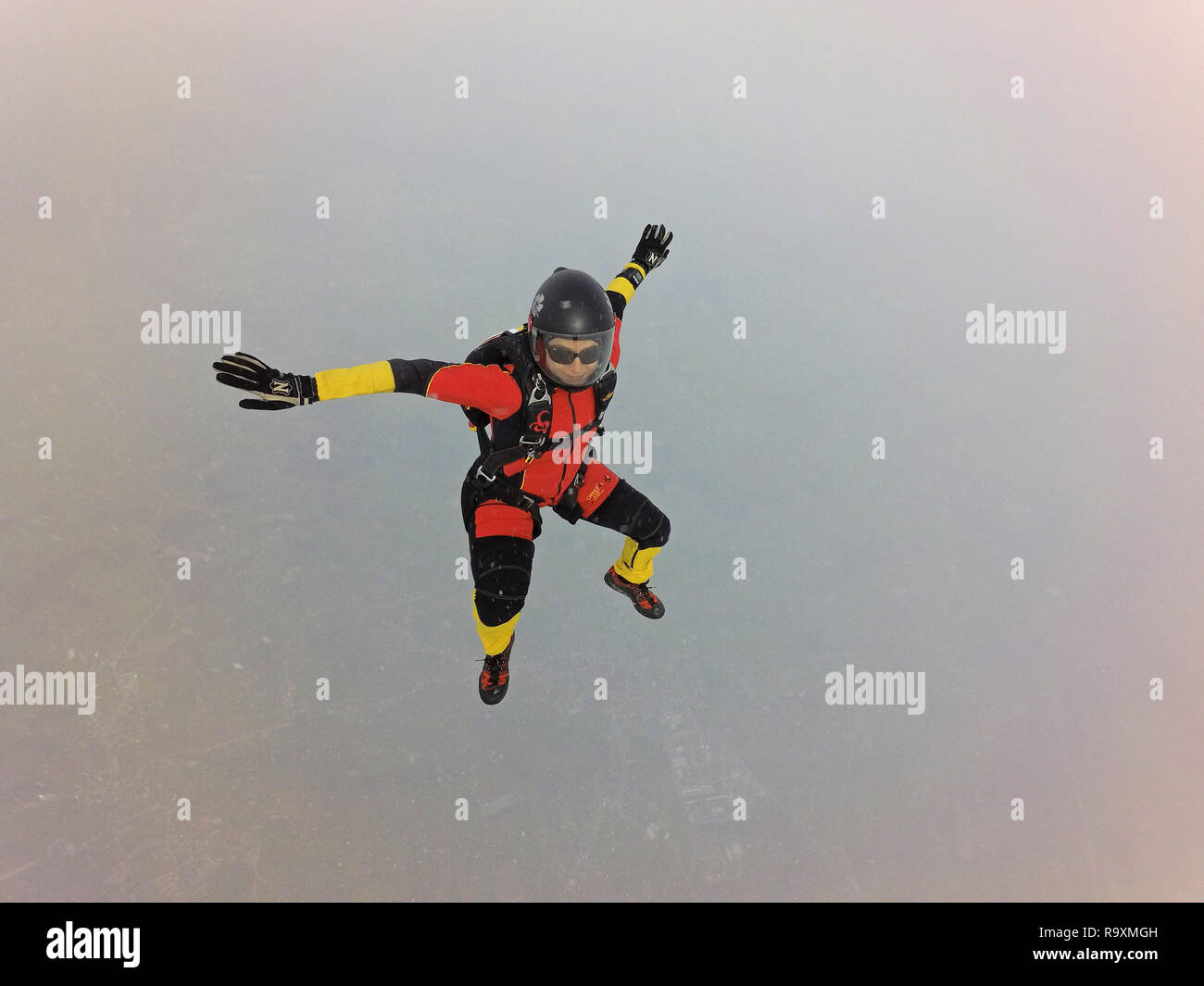 Questo freefly paracadutista è la pratica di alcune nuove posizioni di immersione nel cielo. In tal modo la caduta libera velocità fino a 150km/h e il ponticello è molto divertente! Foto Stock