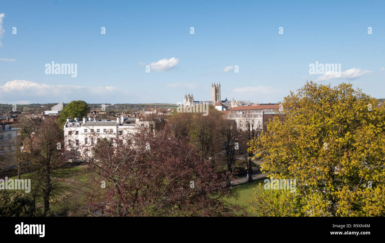 La molla della vista della città di Canterbury, Regno Unito, con gli alberi ed edifici in un parco e torri della cattedrale in background Foto Stock