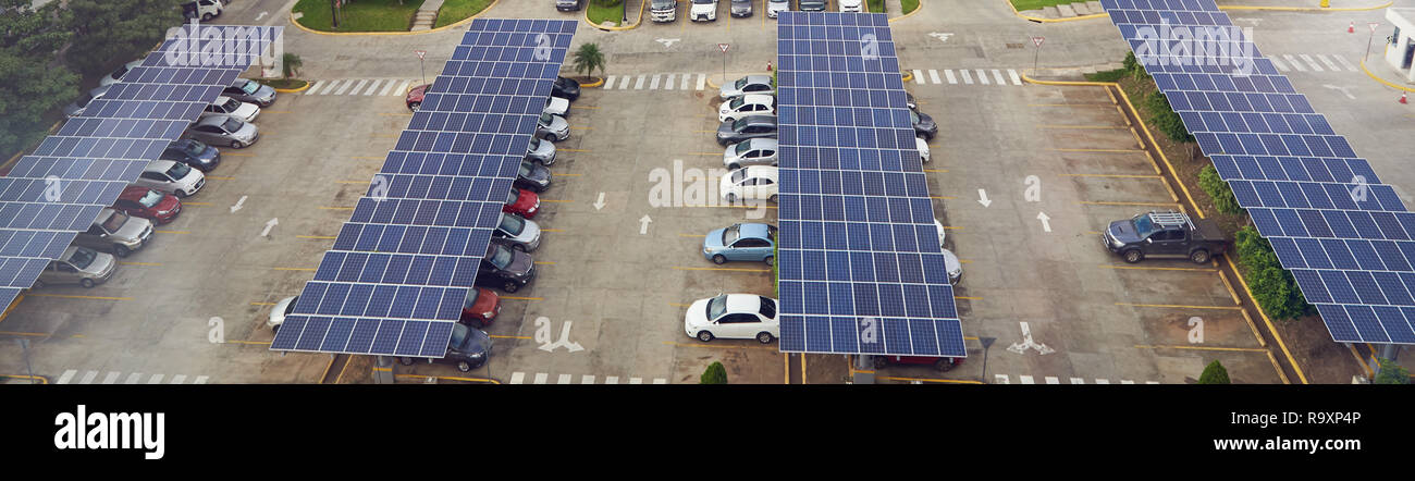 Parcheggio con pannello solare sul tetto sopra l'antenna consente di visualizzare Foto Stock