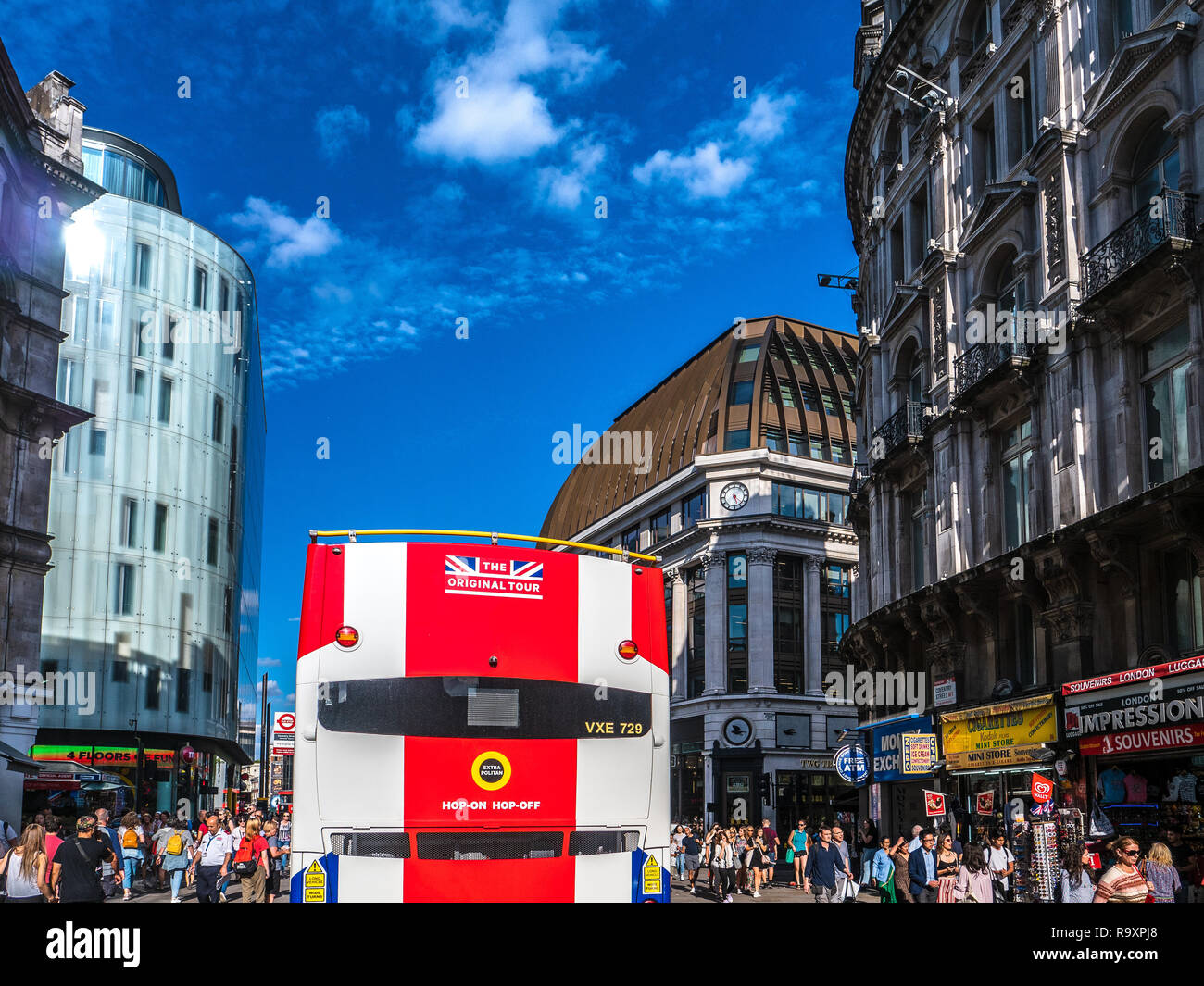 Turismo a Londra - autobus turistico vicino a Piccadilly Circus a Londra centrale Foto Stock