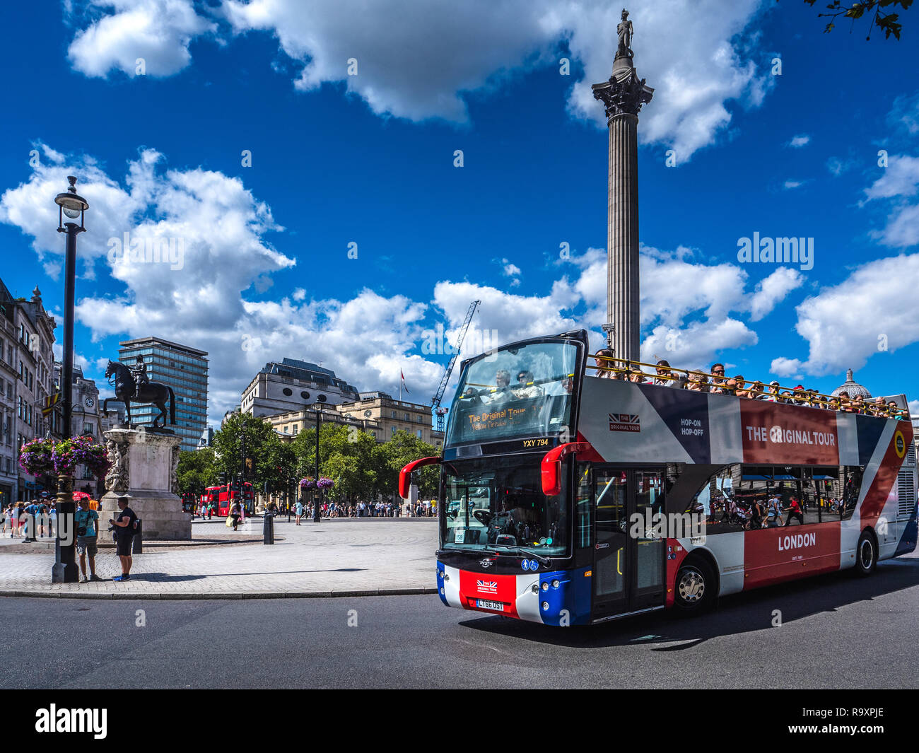 Turismo a Londra - autobus turistico vicino a Trafalgar Square a Londra centrale Foto Stock