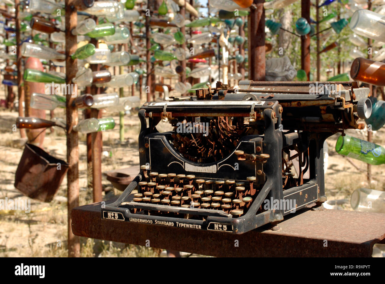 Una vecchia macchina da scrivere Underwood è tra gli oggetti visualizzati in corrispondenza della bottiglia Tree Ranch, una attrazione sul ciglio della strada sulla storica Route 66 in Oro Grande, California. Foto Stock