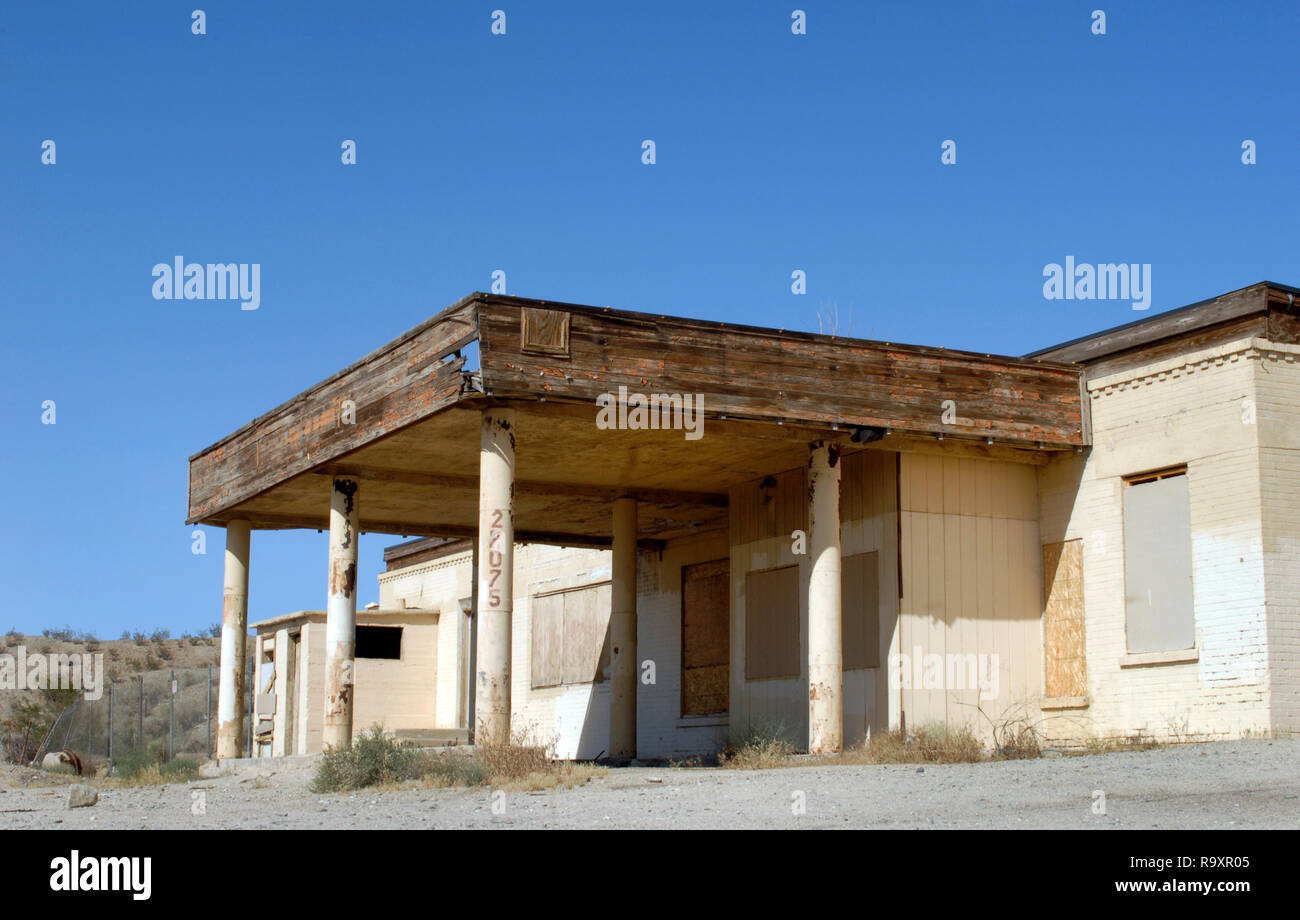 Un imbarcati-alto edificio commerciale sorge lungo i sentieri nazionali autostrada, noto anche come la storica Route 66, in Helendale, California. Foto Stock
