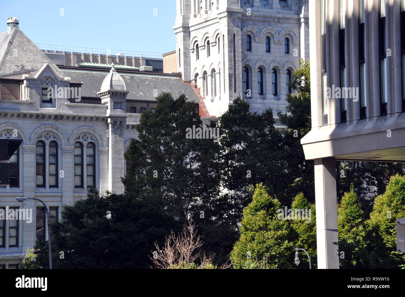 Vista urbano moderno e architettura neogotica di Erie County Courthouse, Church Street nel centro di Buffalo, NY Foto Stock