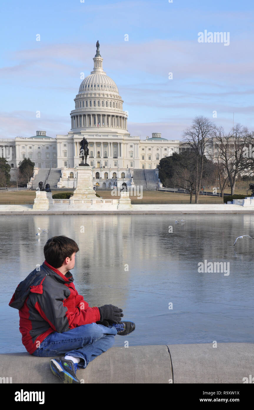 Vista di congelati piscina riflettenti nella parte anteriore del Campidoglio di Washington DC Foto Stock