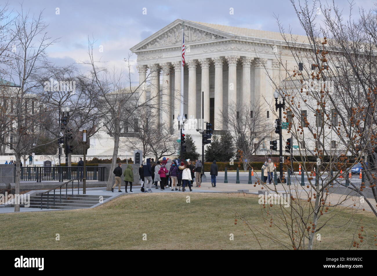 Vista dei visitatori di fronte alla Corte suprema degli Stati Uniti edificio in Washington DC Foto Stock