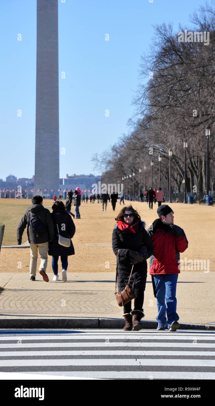 Madre e Figlio autistico di visitare il National Mall di Washington DC Foto Stock
