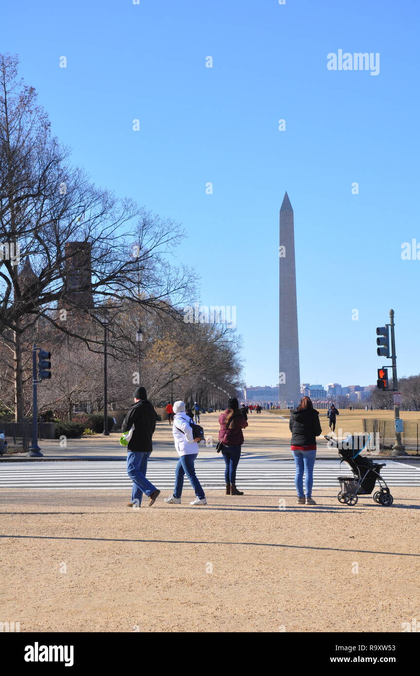 Tourist sul National Mall in una fredda giornata invernale a Washington DC Foto Stock