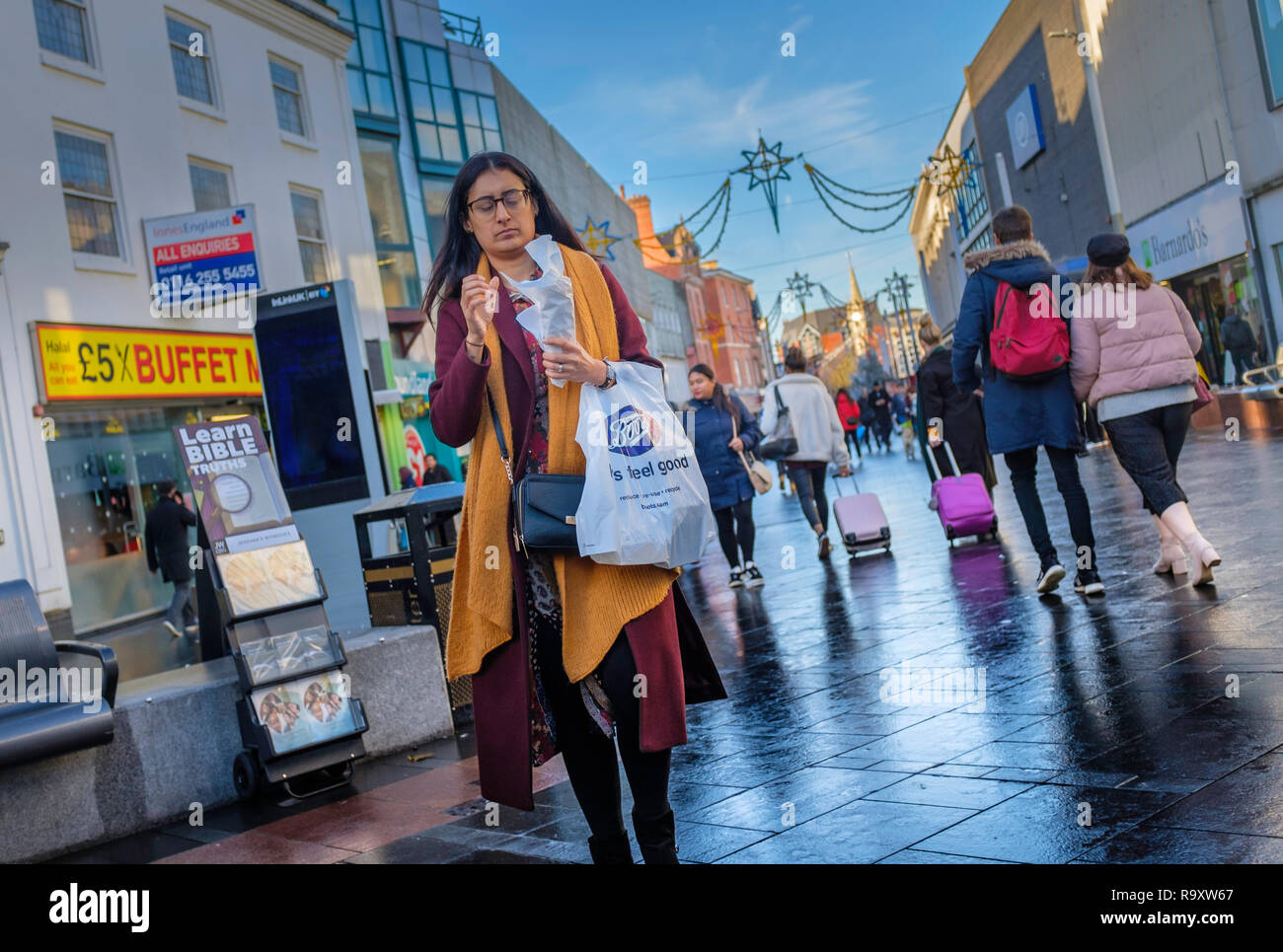 Gli amanti dello shopping in una strada trafficata. Foto Stock