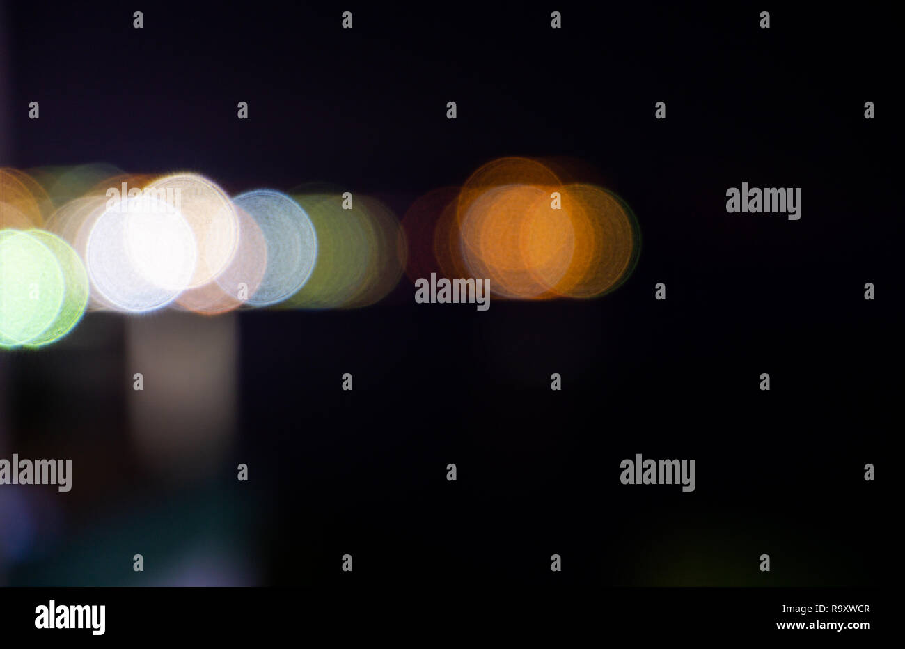Colorate luci sfocati sfocato per editing video con uno sfondo nero. Foto Stock
