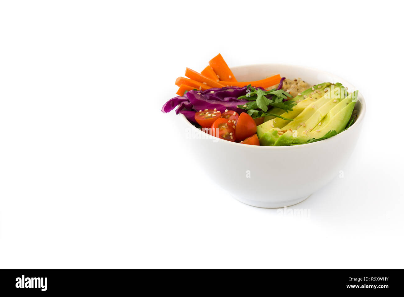 Buddha vegano ciotola con fresche verdure crude e quinoa isolati su sfondo bianco. Copyspace Foto Stock