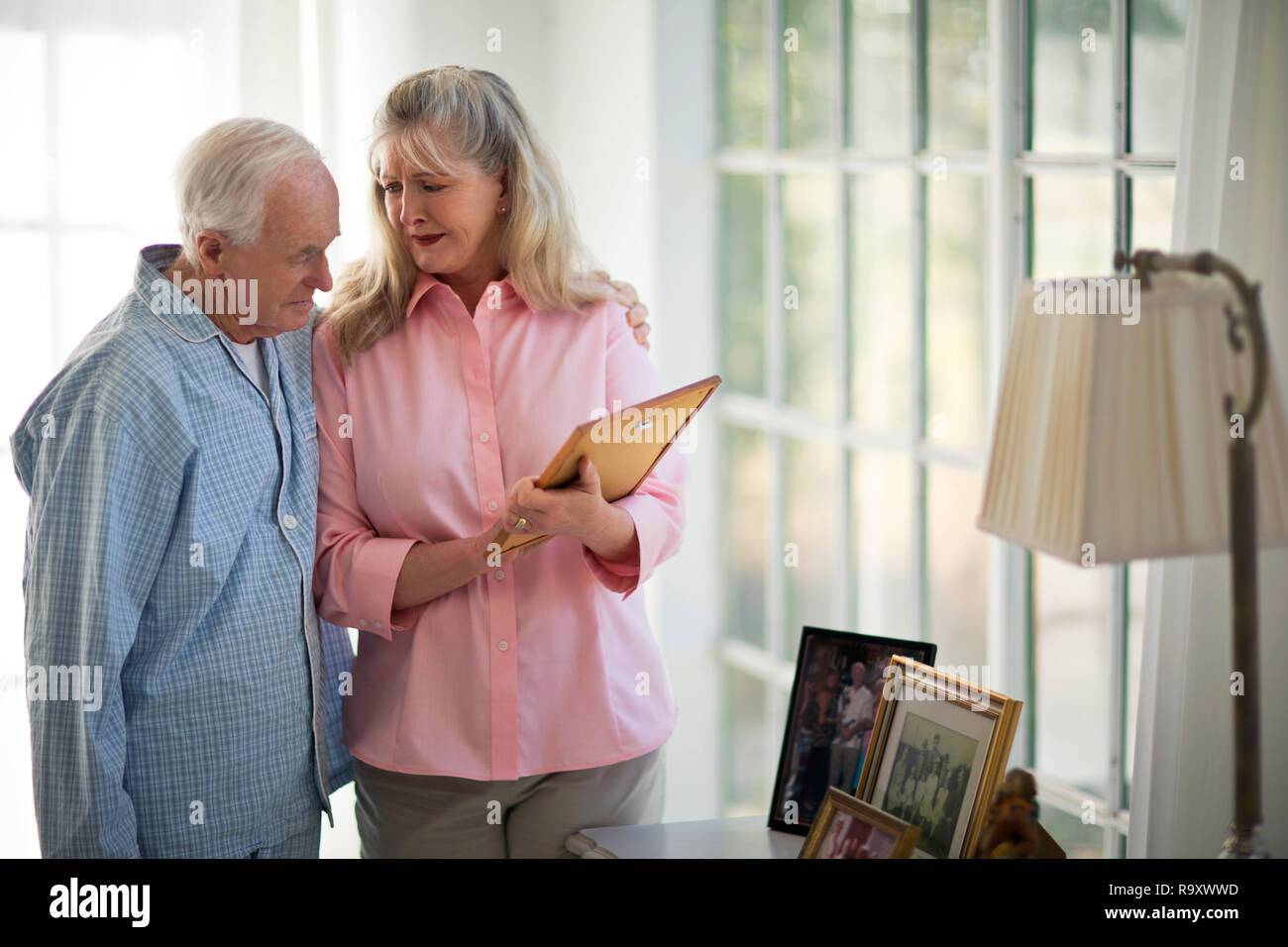 Coppia senior guardando le vecchie fotografie di famiglia. Foto Stock