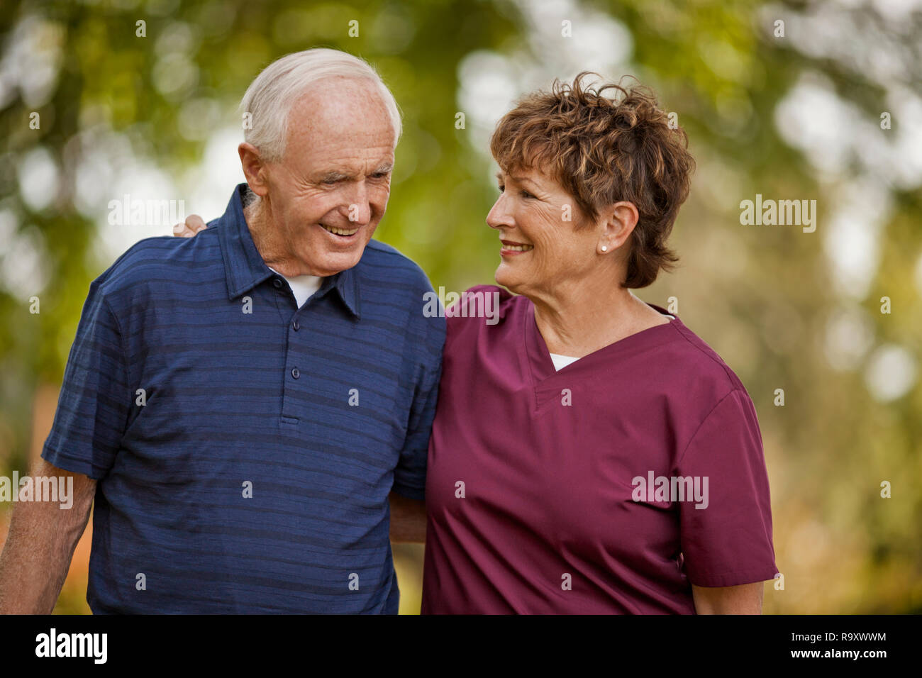 Infermiere mature a piedi con un senior paziente. Foto Stock