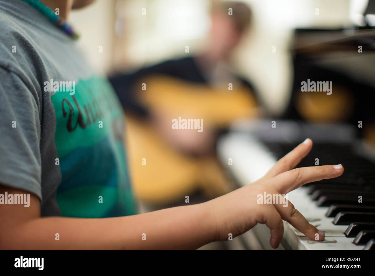 Due bambini che suonano strumenti immagini e fotografie stock ad alta risoluzione Alamy