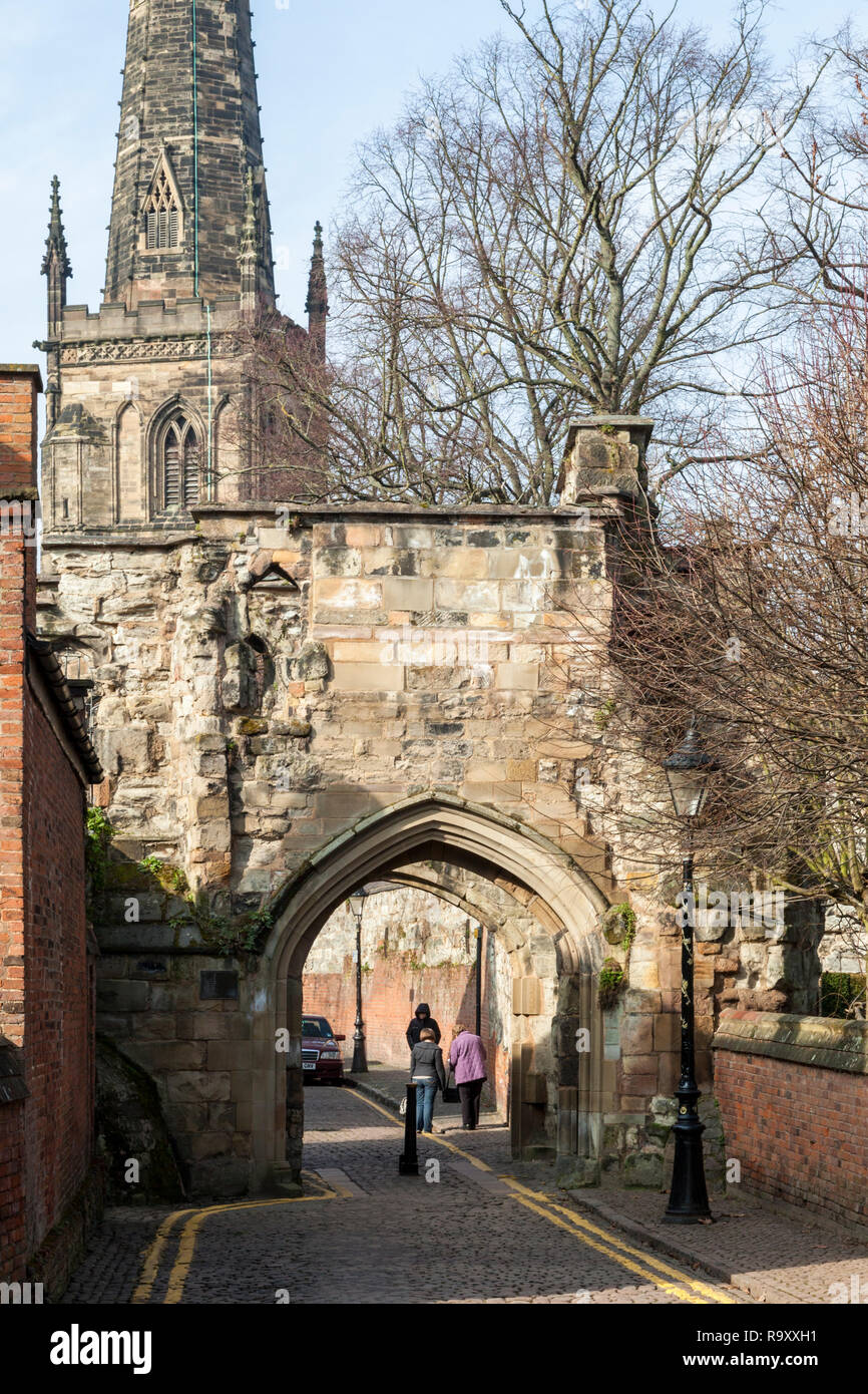 Parte del vecchio muro di castello in vista del Castello di Santa Maria De Castro chiesa in distanza, Leicester, England, Regno Unito Foto Stock
