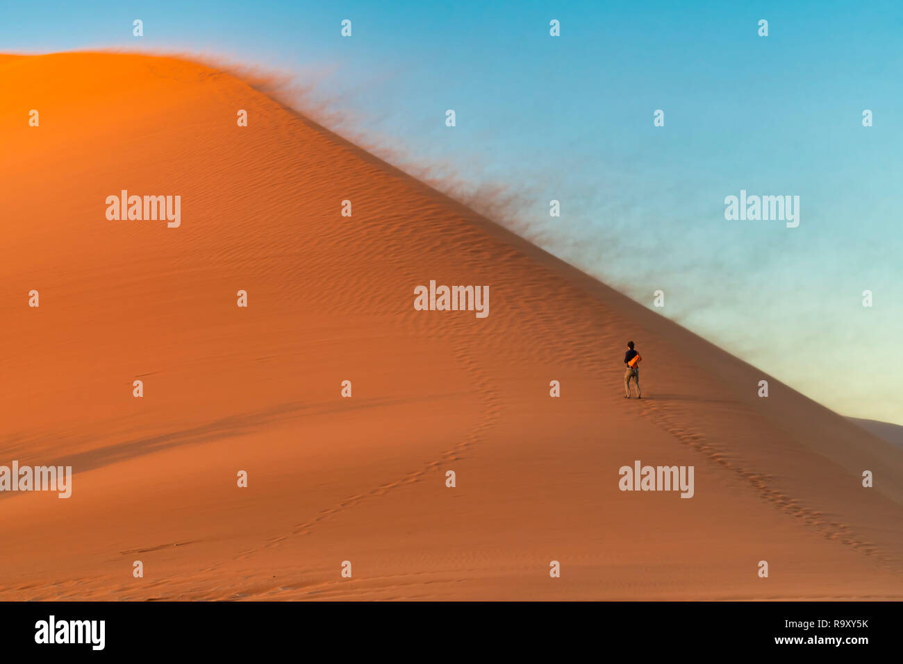 Escursionista sulle dune di sabbia Foto Stock Escursionista sulle dune di sabbia Foto Stock