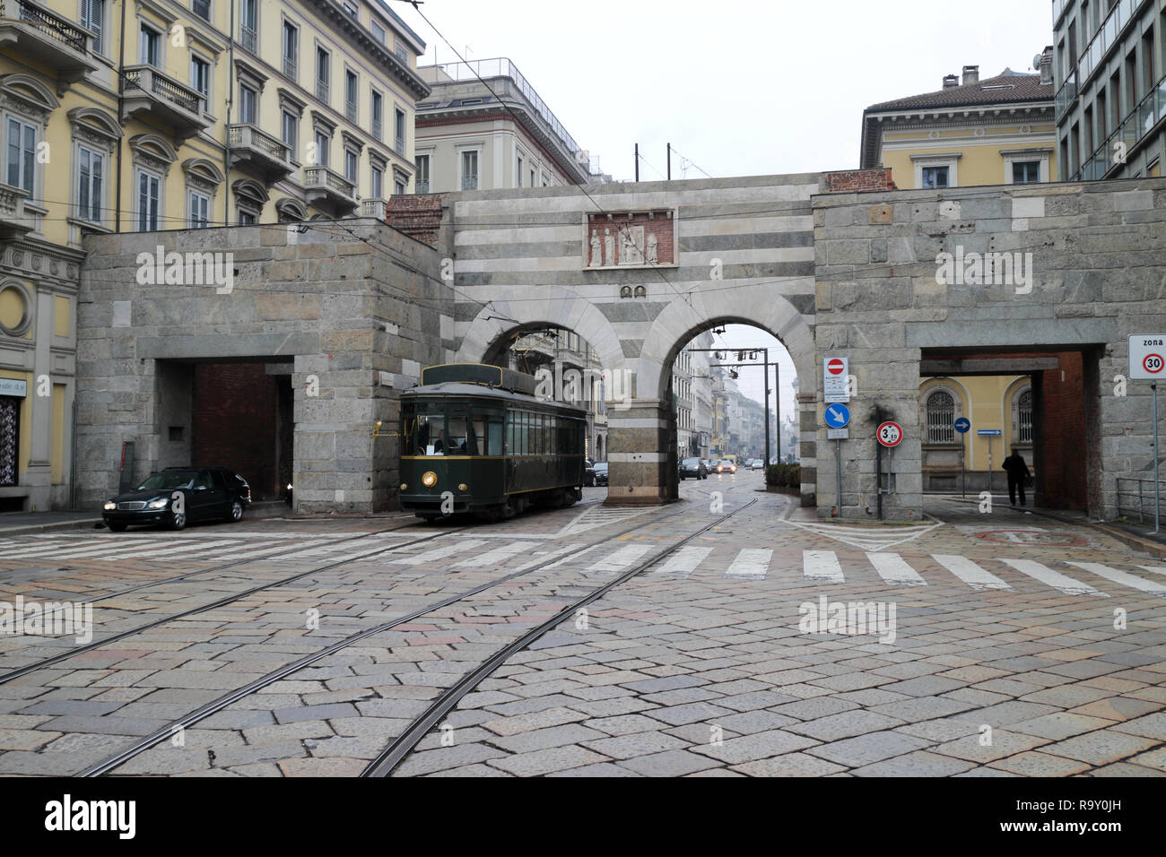Viste le strade nella città italiana di Milano Foto Stock