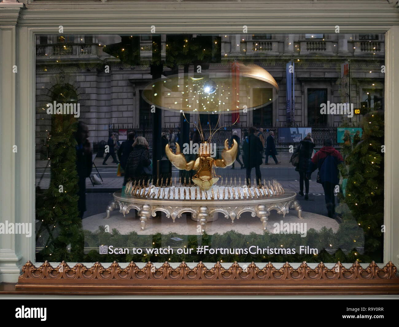 Vetrina natalizia con aragosta dorata rotante presso Fortnum & Mason, Piccadilly, Londra, Inghilterra, Regno Unito, dicembre 2018. Foto Stock