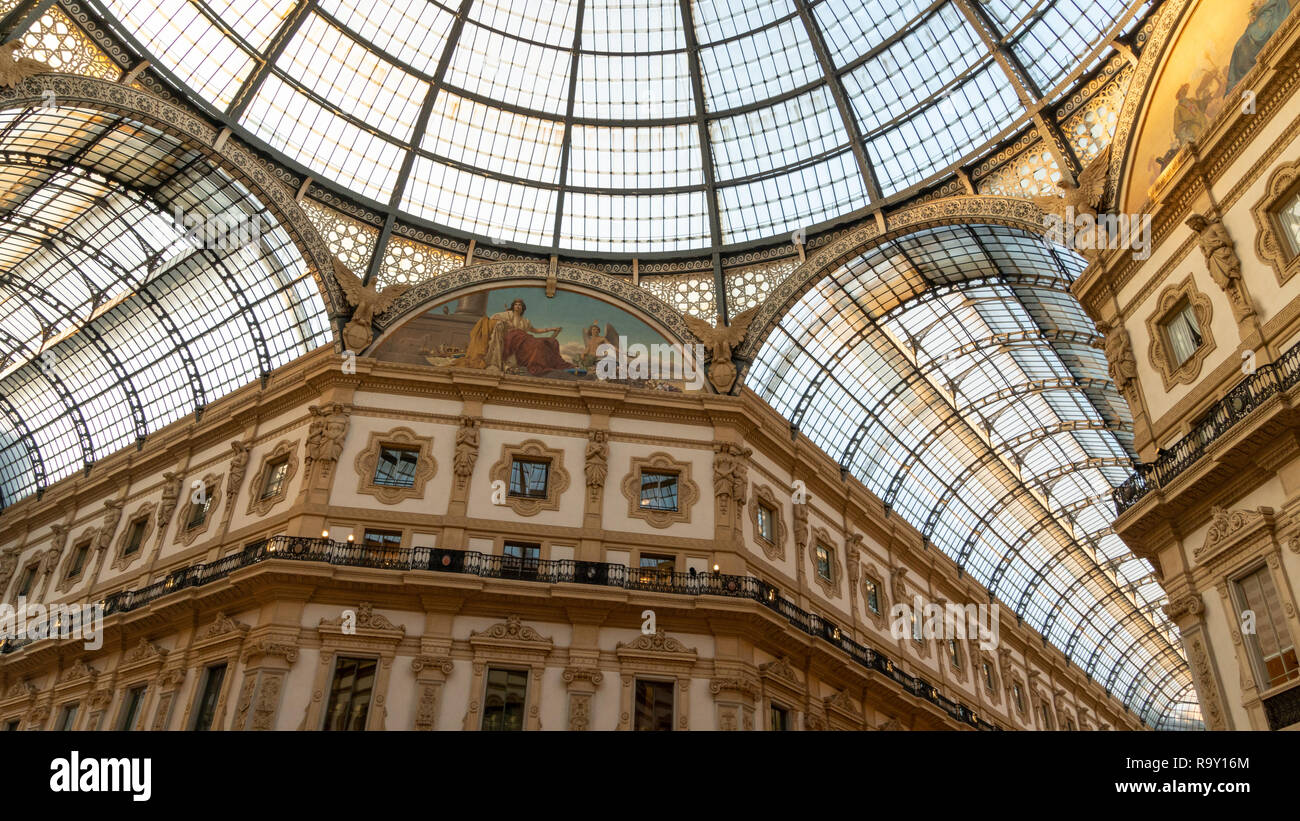 Il soffitto della Galleria Vittorio Emanuele e dal suo centro, con decorazioni di lusso e il XIX secolo il tetto Foto Stock