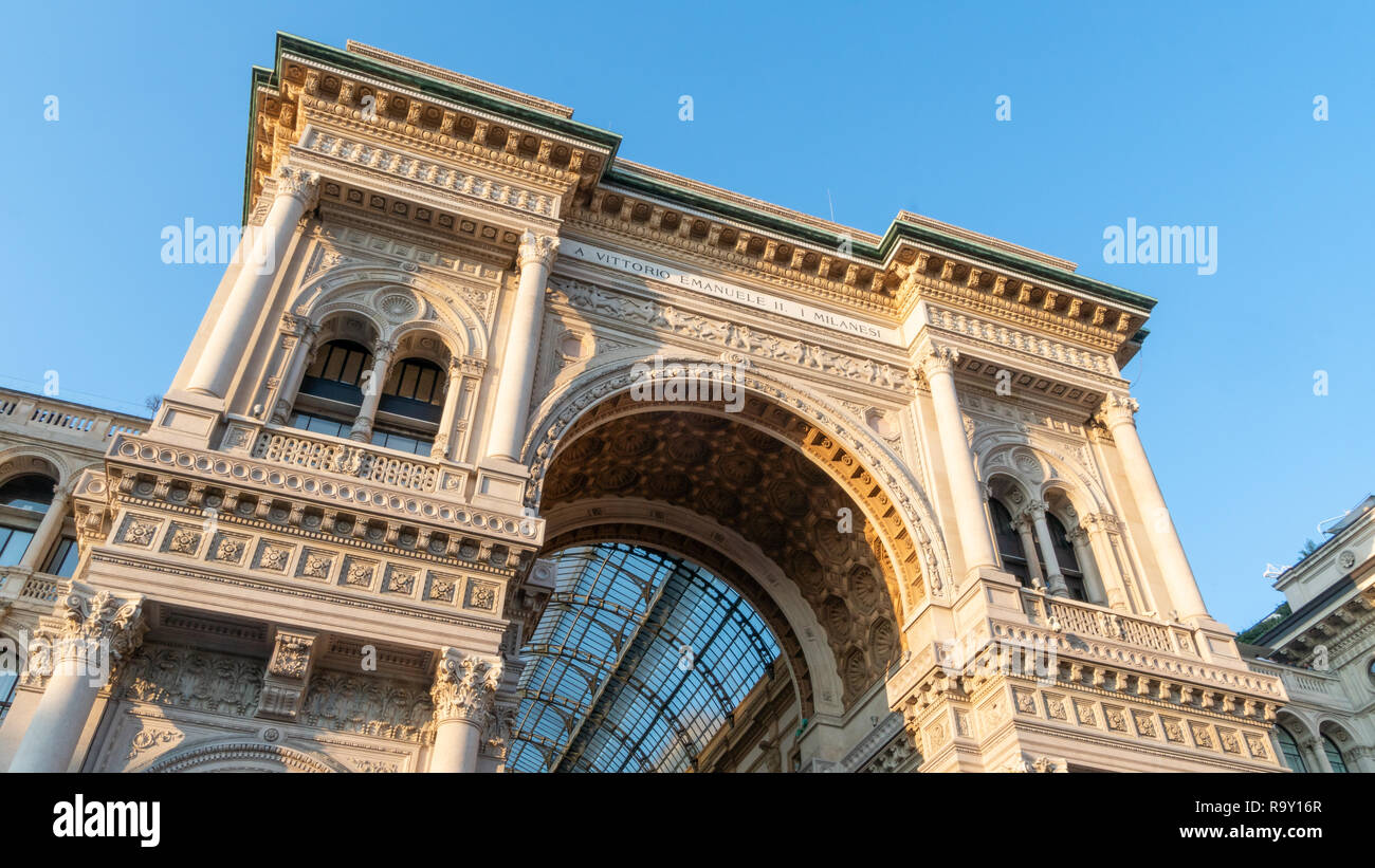 Il bellissimo ingresso alla Galleria Vittorio Emanuele, solo sul lato del Duomo di Milano Foto Stock