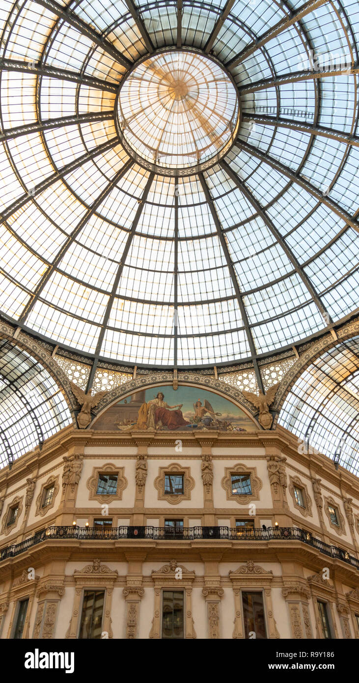 La cupola della Galleria Vittorio Emanuele e dal suo centro, con decorazioni di lusso e il tetto simmetrica Foto Stock
