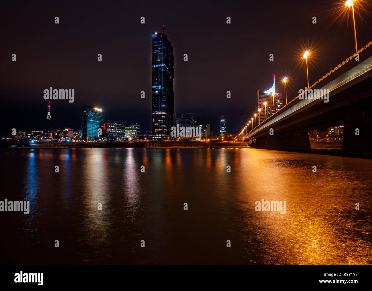 Skyline di Vienna e il fiume Danubio che riflette nell'acqua Foto Stock