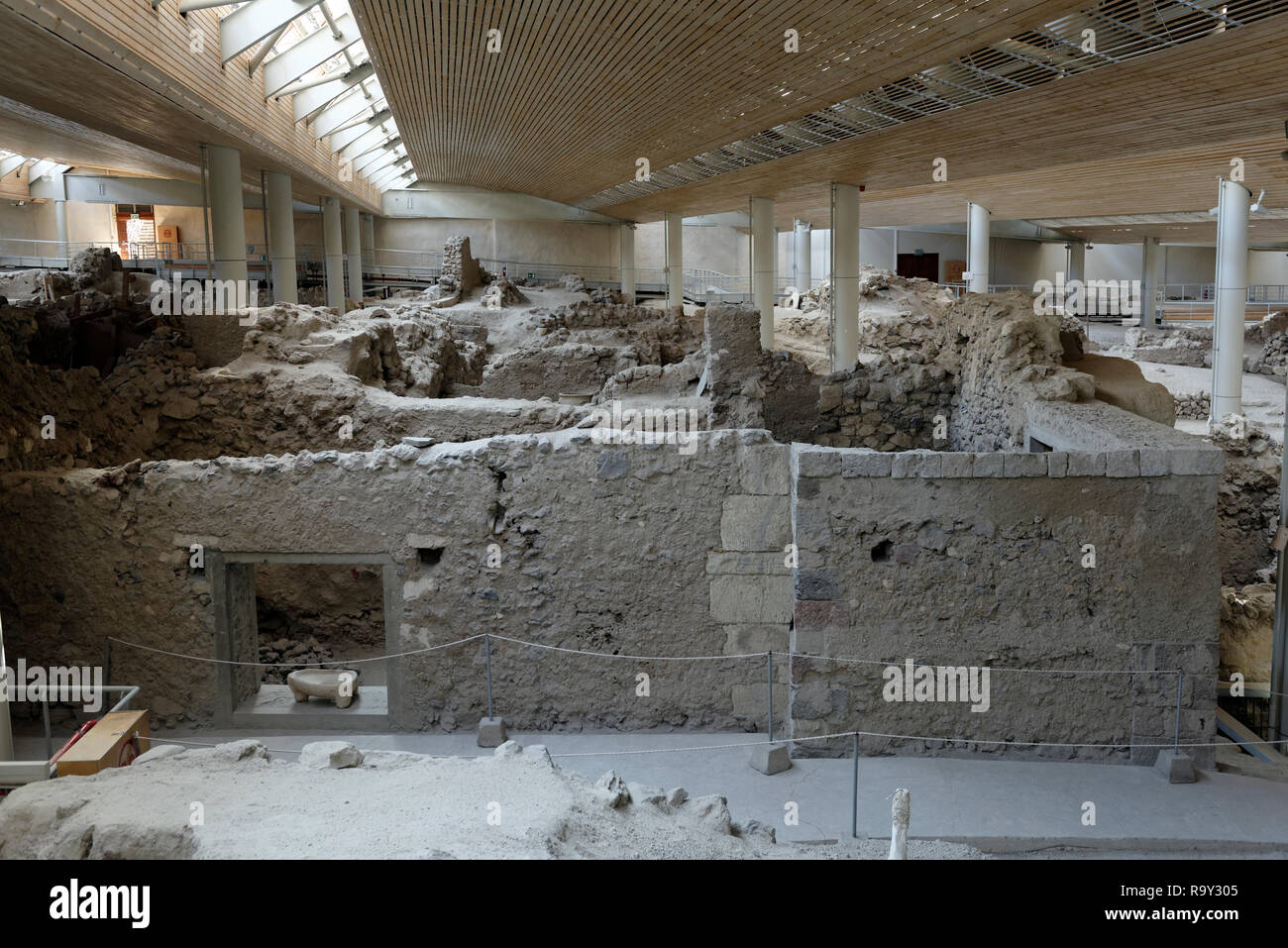 Il sito archeologico di Akrotiri, a Minoan Età del Bronzo insediamento la vulcanica isola greca di Santorini (Thera), in Grecia. La liquidazione è stata dest Foto Stock